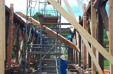 Hamden Bridge tie beam going in:
Photo taken, 8/4/00 by Delaware County DPW