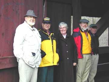 Staying dry in Moseley Bridge - J. Nelson,
R. Moore, R. Nelson, W. McKone, J. Weaver: Photo by
Joe Nelson, Nov. 00
