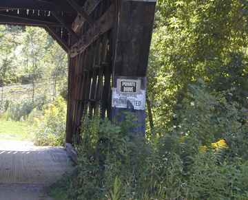 Smith Bridge in Pomfret. Photo by Joe
Nelson, August 15, 2001