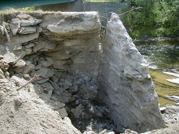 Browns River Bridge. Photo Caroline
Brown, May 16, 2001